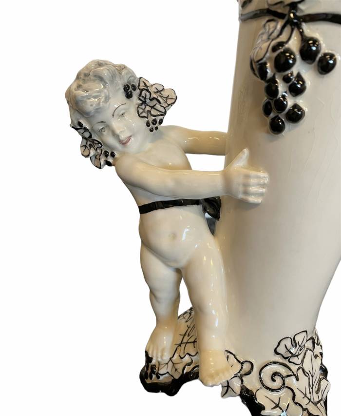  Carl Klimt - liela vāze ar putto un vīnogu ķekariem. Projektējis ap 1915. gadu, iespējams, Bernhards Blohs, Eihvalda keramika. Gandrīz balts korpuss, dekorēts melnā krāsā. (Teplitz 1876-1945 Zinnwald), 20. gadsimta sākums. 