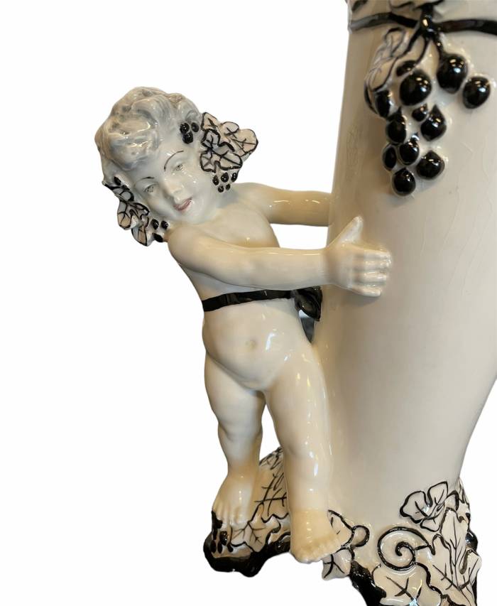  Carl Klimt - grand vase avec putto et grappes de raisin. Conçu vers 1915, probablement par Bernhard Bloch, céramique d`Eichwald. Corps blanc cassé décoré en noir. (Teplitz 1876-1945 Zinnwald), début du 20e siècle. 