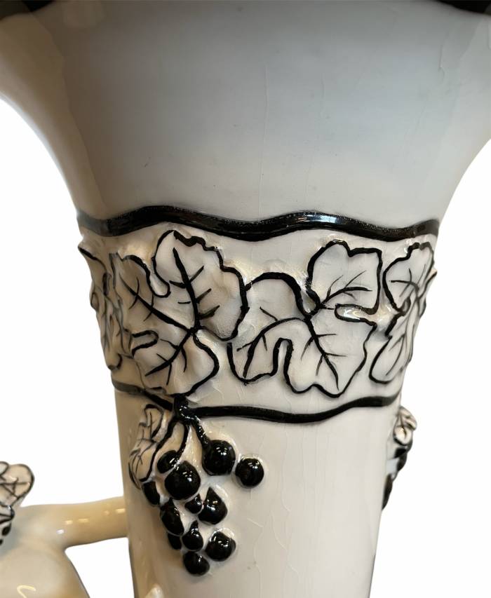  Carl Klimt - liela vāze ar putto un vīnogu ķekariem. Projektējis ap 1915. gadu, iespējams, Bernhards Blohs, Eihvalda keramika. Gandrīz balts korpuss, dekorēts melnā krāsā. (Teplitz 1876-1945 Zinnwald), 20. gadsimta sākums. 