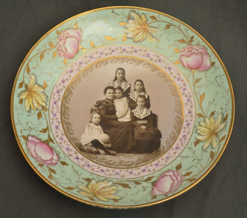 Porcelāna šķīvis ar ģimenes fotoattēlu 