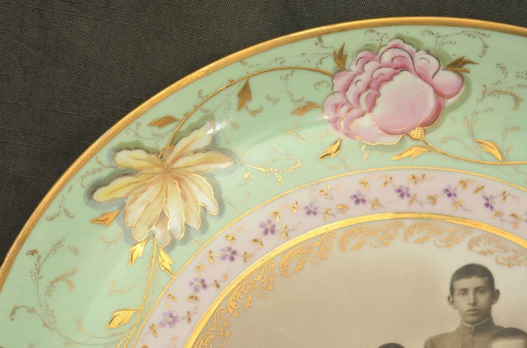 Porcelāna šķīvis ar ģimenes fotoattēlu 