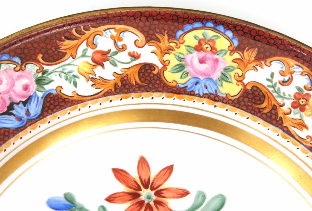 Dekoratīvs porcelāna šķīvis 