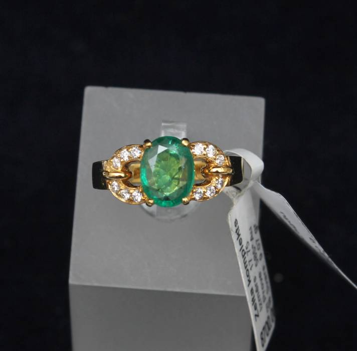 Gold jewelry set with emeralds