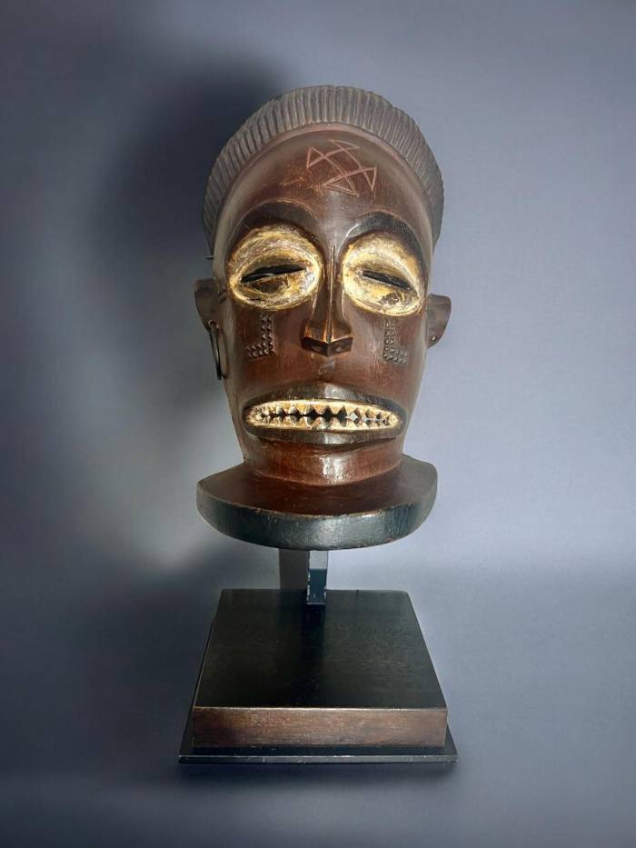 Tchokwé mask from Angola in wood and pigments - Circa 1900