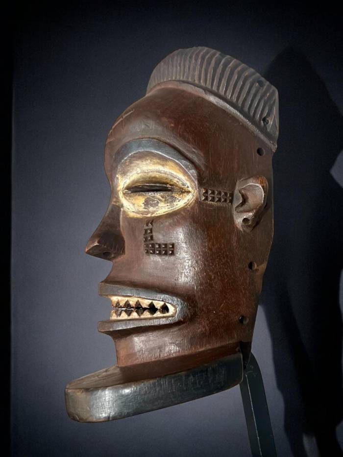 Tchokwé mask from Angola in wood and pigments - Circa 1900
