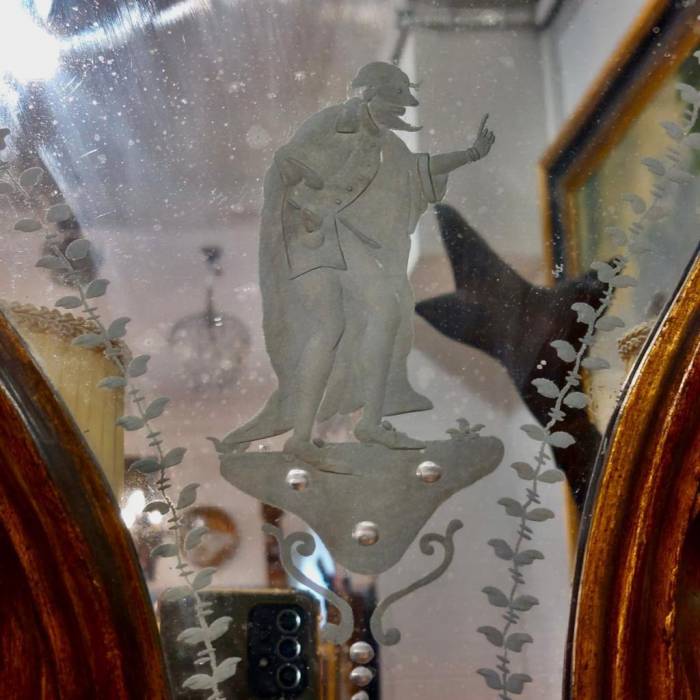 19th Century Pair of Venetian Giltwood Sconces with Engraved Glass Background