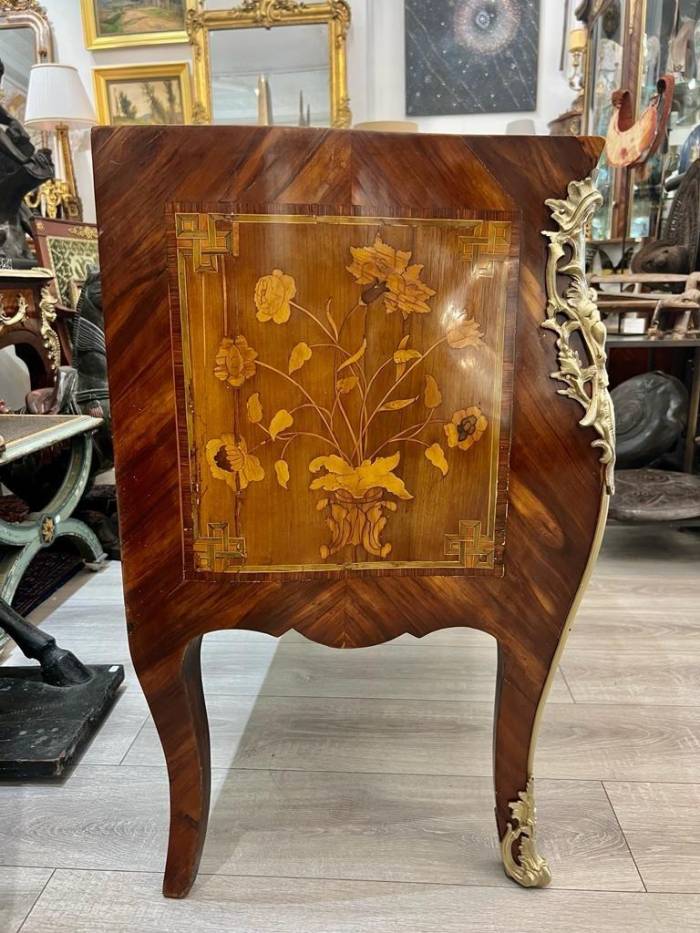 Curved Louis XV Sauteuse Commode in Floral Marquetry, 18th Century