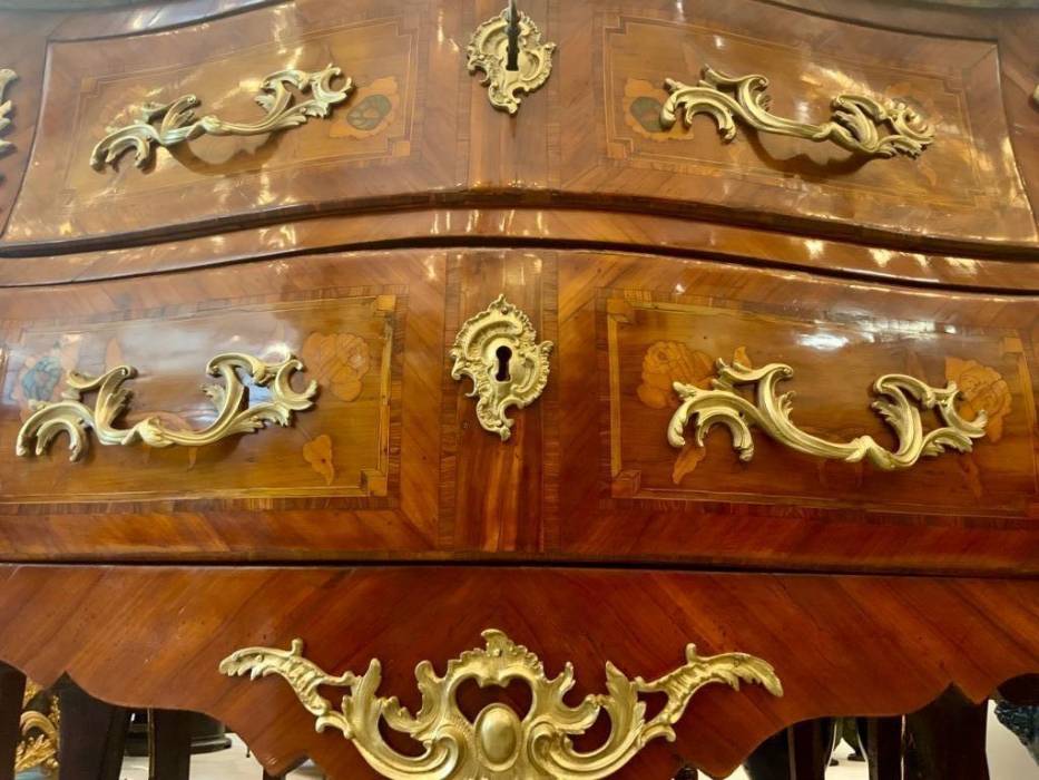 Curved Louis XV Sauteuse Commode in Floral Marquetry, 18th Century