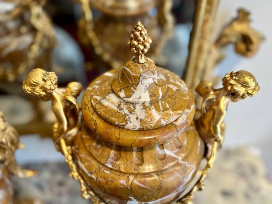 Pair of marble urns decorated with putti, Napoleon III period, 19th century