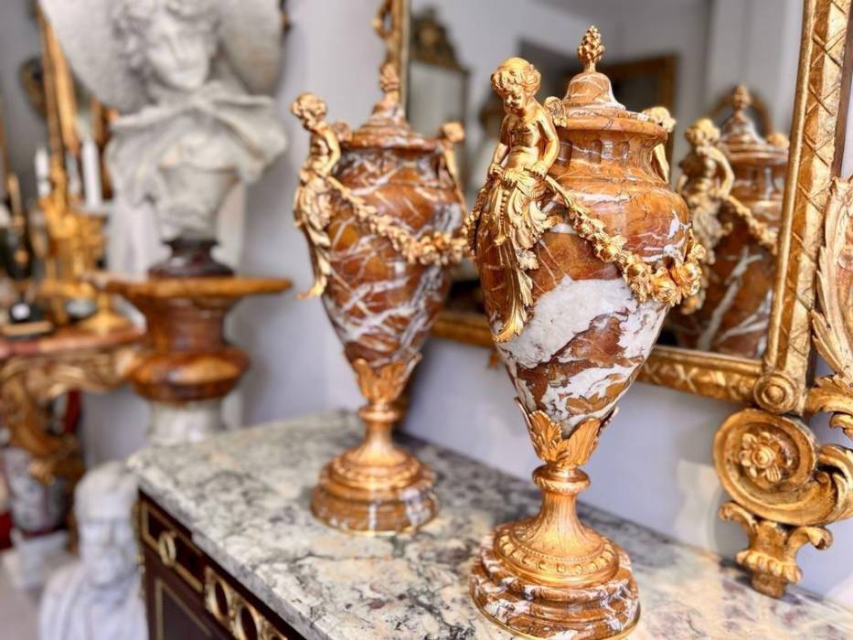 Pair of marble urns decorated with putti, Napoleon III period, 19th century