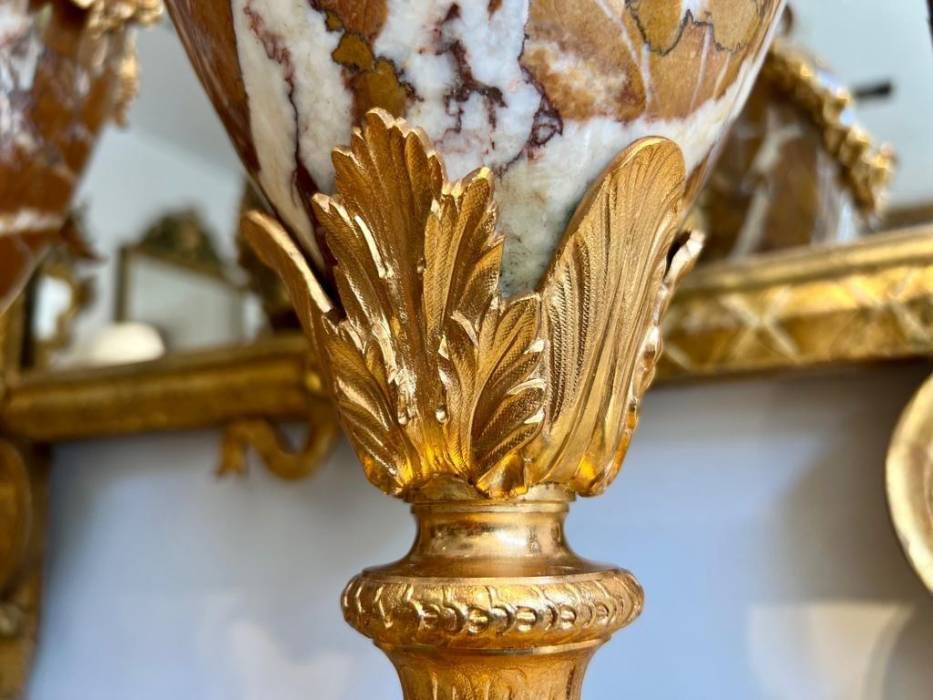 Pair of marble urns decorated with putti, Napoleon III period, 19th century