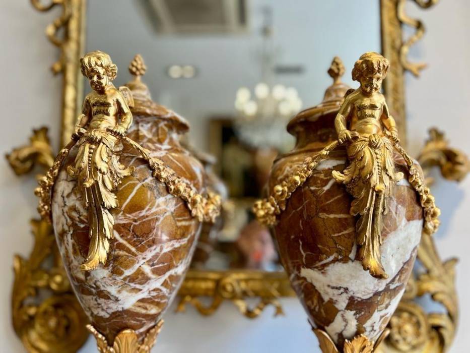 Pair of marble urns decorated with putti, Napoleon III period, 19th century