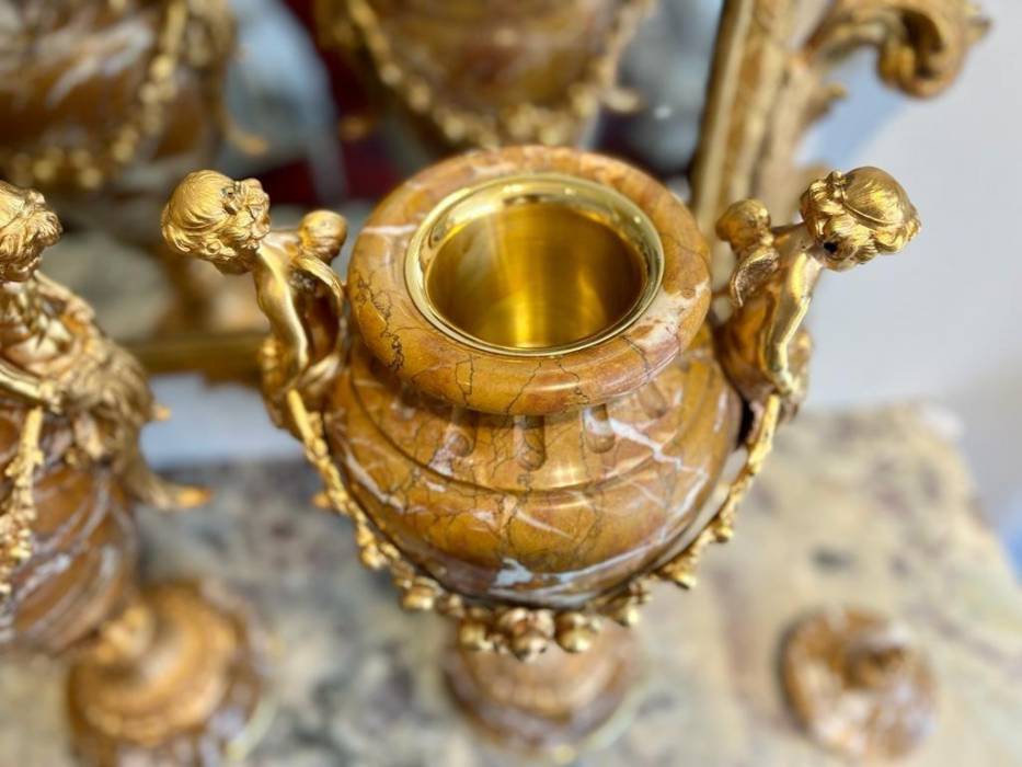 Pair of marble urns decorated with putti, Napoleon III period, 19th century