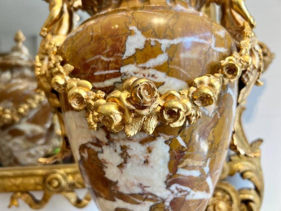 Pair of marble urns decorated with putti, Napoleon III period, 19th century