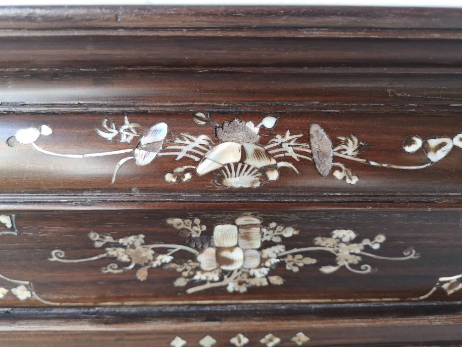 Console with two chairs