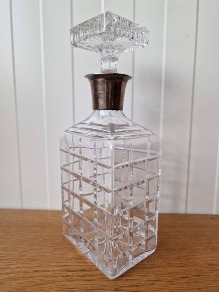 Crystal decanter for whiskey