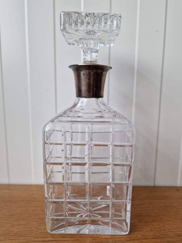 Crystal decanter for whiskey