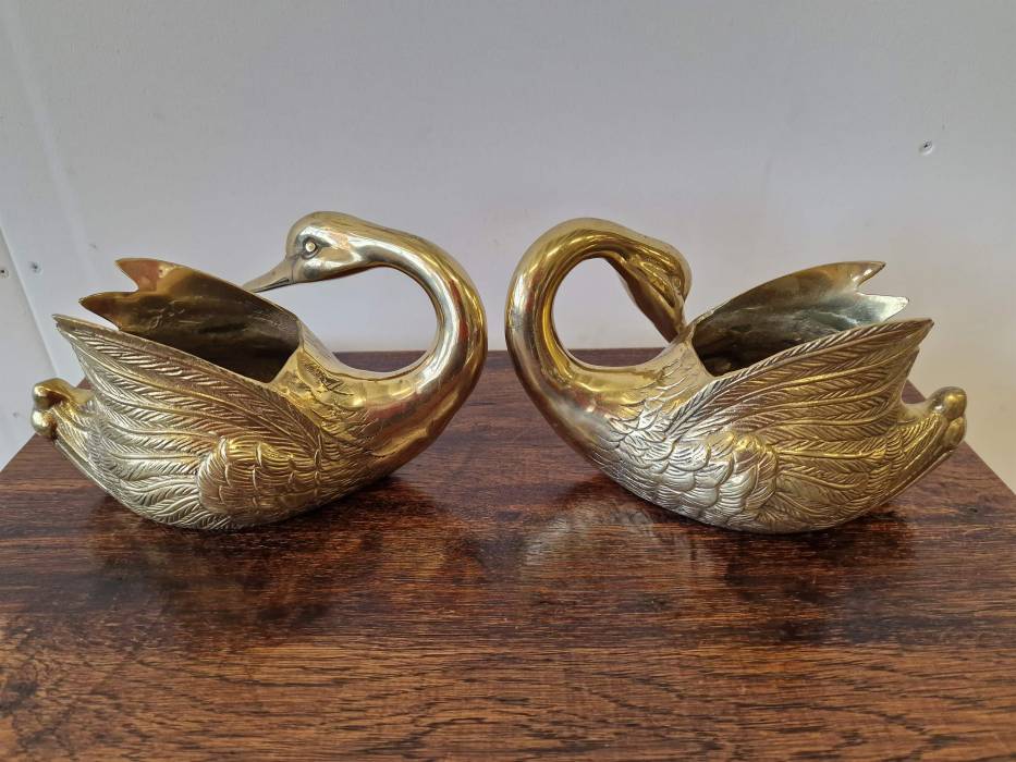Pair of flower pots "Swans"