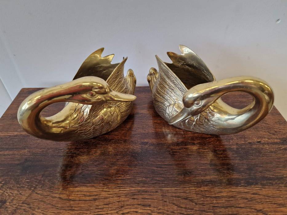 Pair of flower pots "Swans"