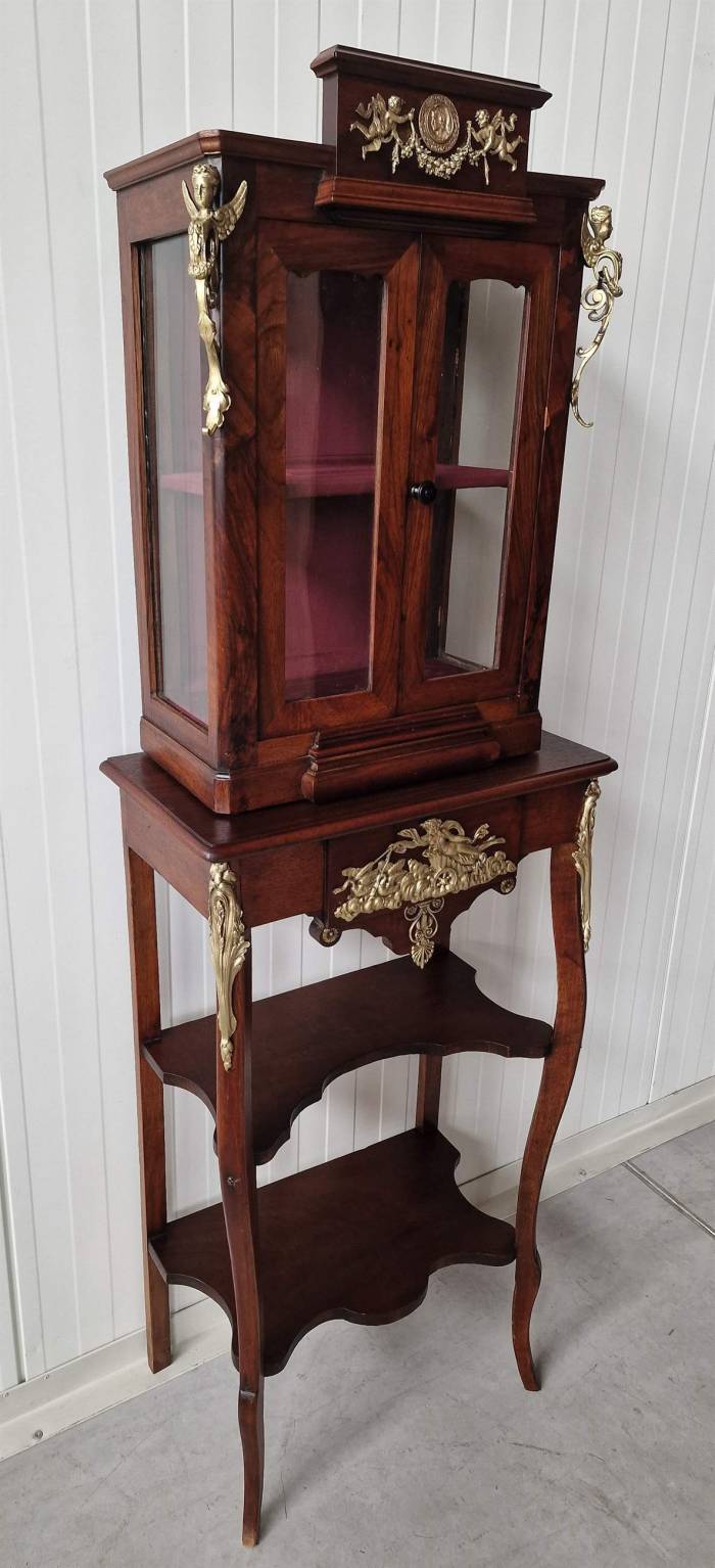 Vitrine ancienne restaurée avec de beaux éléments en bronze 