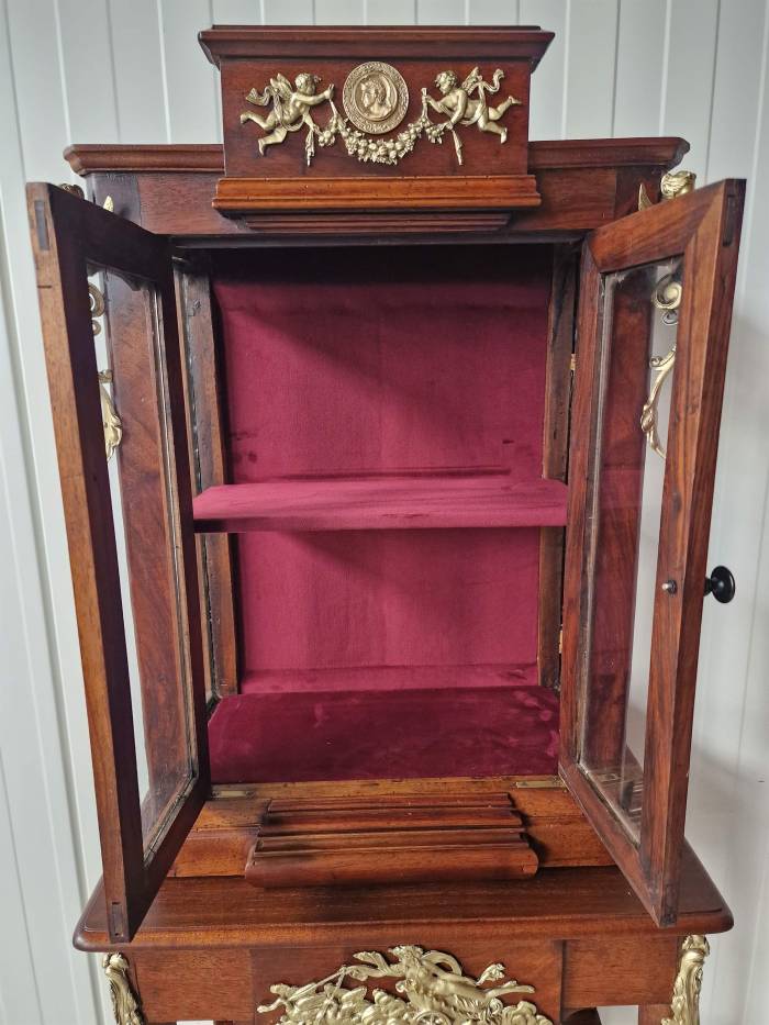 Vitrine ancienne restaurée avec de beaux éléments en bronze 