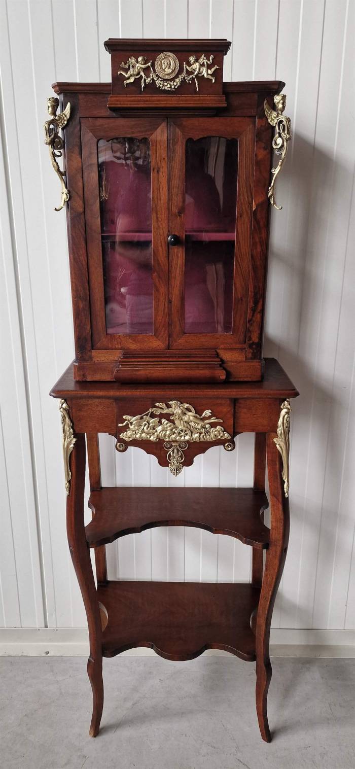Vitrine ancienne restaurée avec de beaux éléments en bronze 