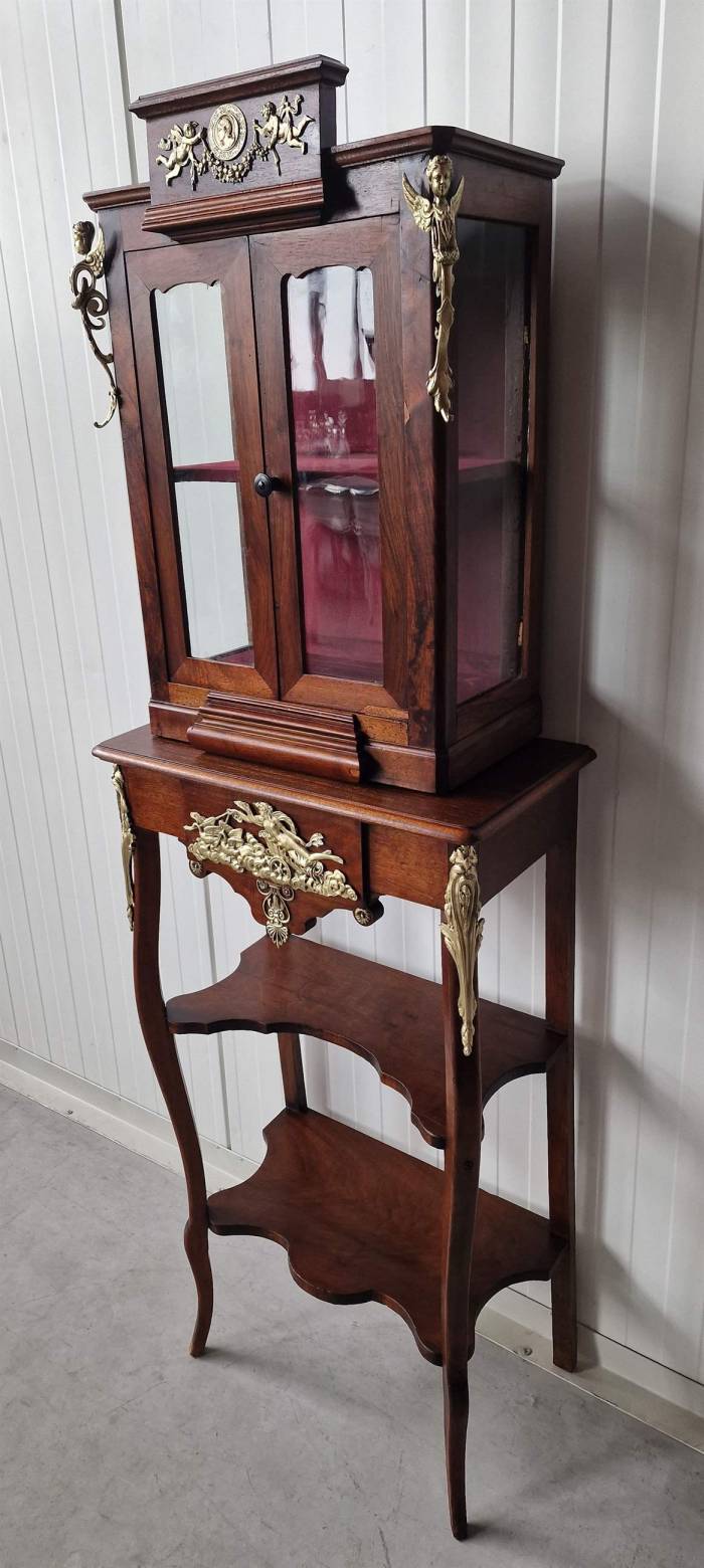 Vitrine ancienne restaurée avec de beaux éléments en bronze 