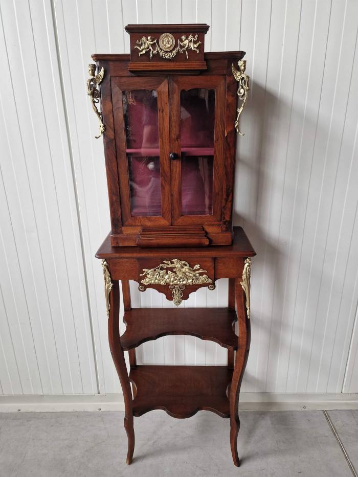 Vitrine ancienne restaurée avec de beaux éléments en bronze 