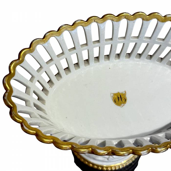 Paris Porcelain centerpiece with putti, 19th Century