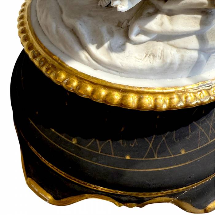 Paris Porcelain centerpiece with putti, 19th Century