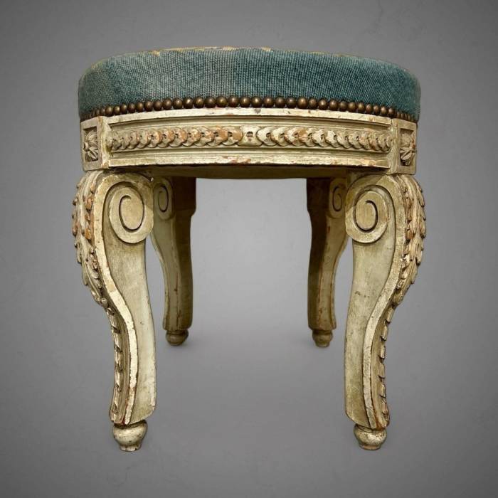 Tabouret en bois laqué de style Transition Louis XV du XIXe siècle 