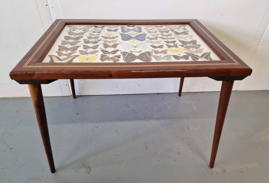 Table vintage avec papillons 