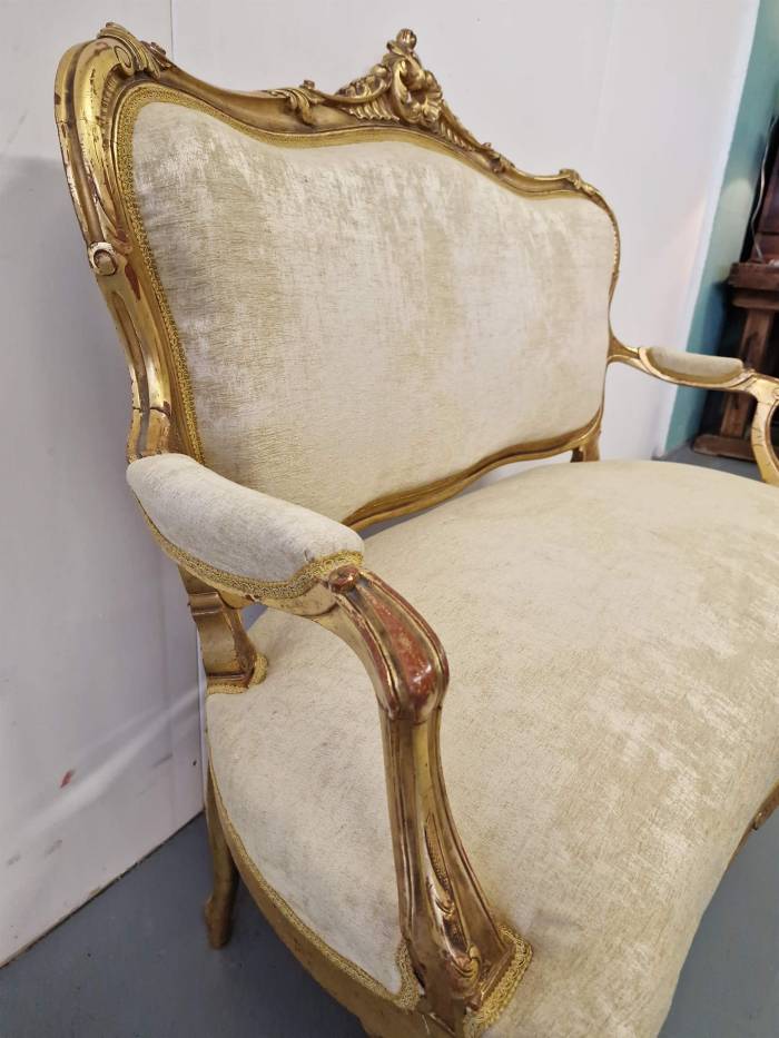 Izsmalcināts un skaists dīvāns ar 6 krēsliem 