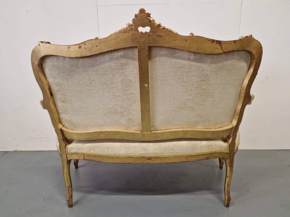 Izsmalcināts un skaists dīvāns ar 6 krēsliem 