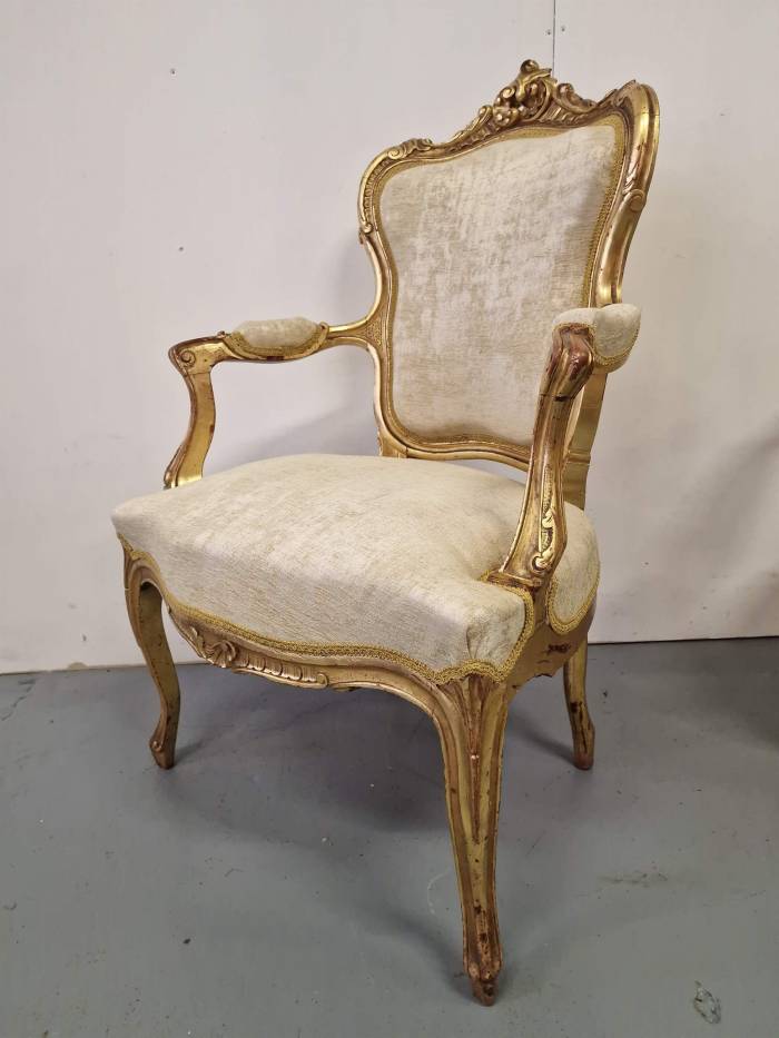 Izsmalcināts un skaists dīvāns ar 6 krēsliem 