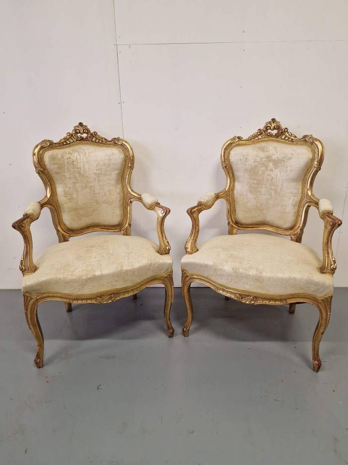 Izsmalcināts un skaists dīvāns ar 6 krēsliem 