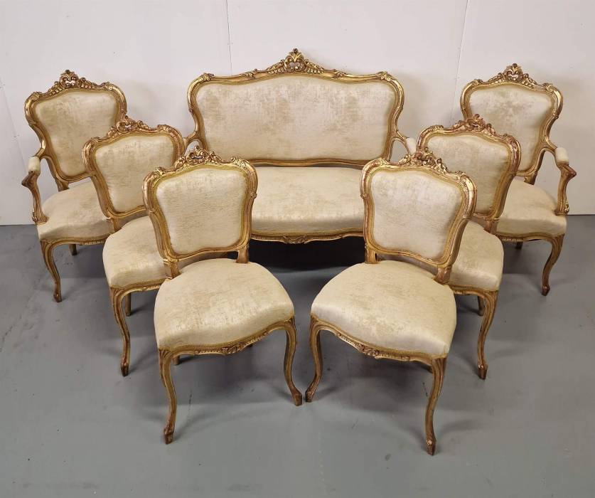 Izsmalcināts un skaists dīvāns ar 6 krēsliem 