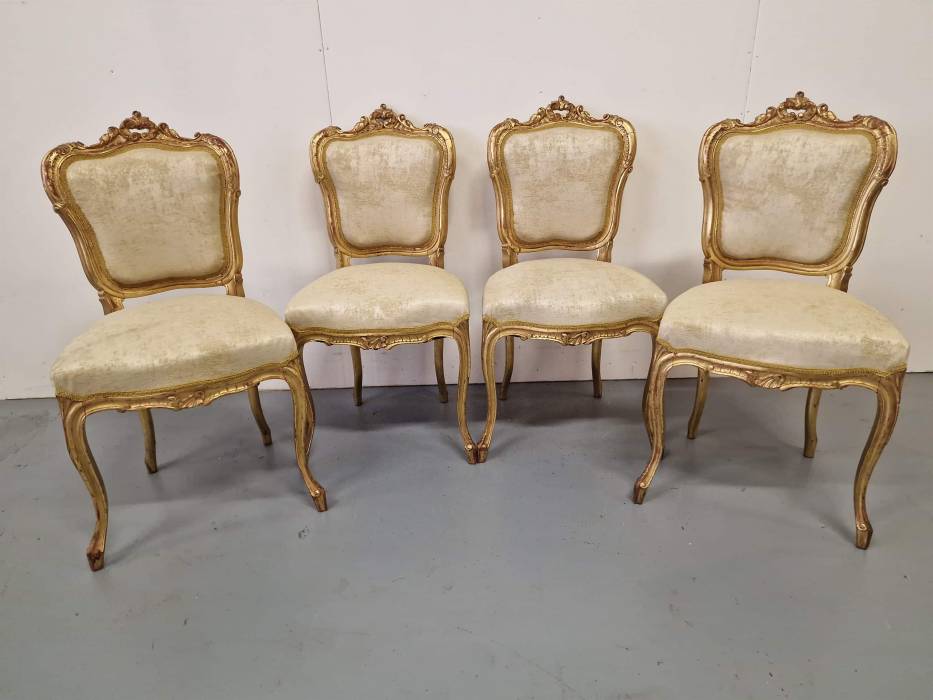 Izsmalcināts un skaists dīvāns ar 6 krēsliem 