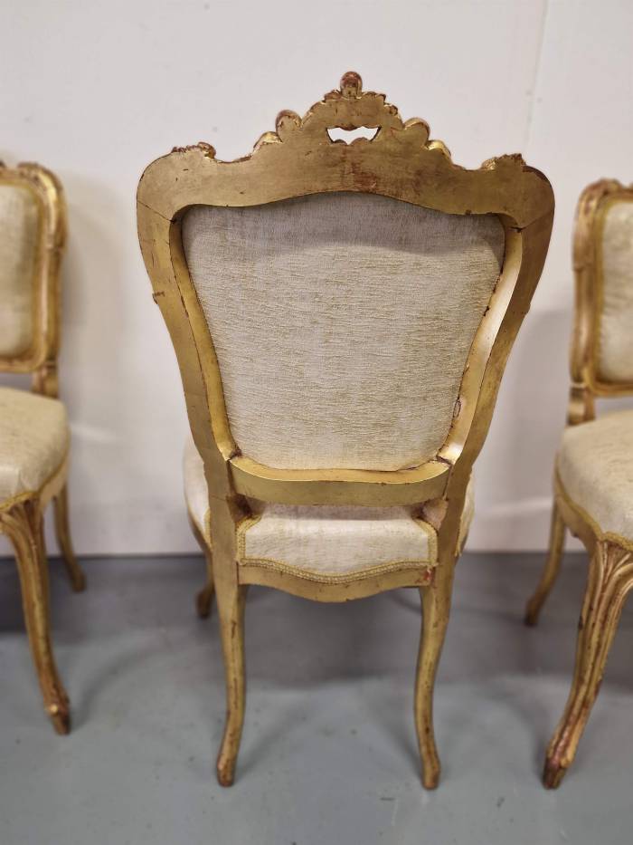 Izsmalcināts un skaists dīvāns ar 6 krēsliem 