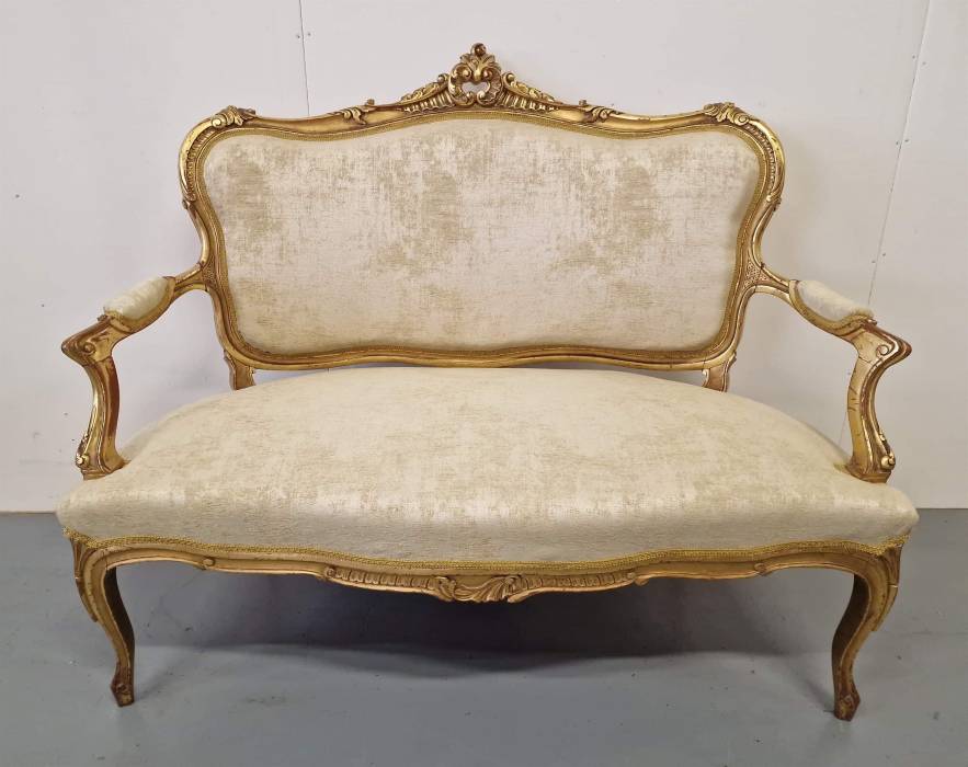 Izsmalcināts un skaists dīvāns ar 6 krēsliem 