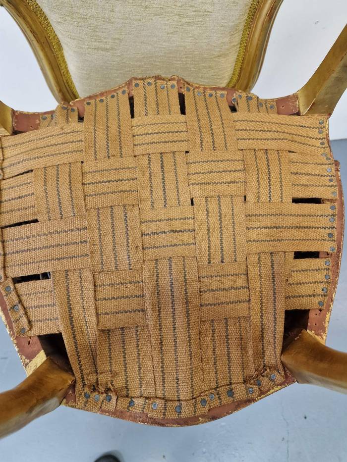 Izsmalcināts un skaists dīvāns ar 6 krēsliem 