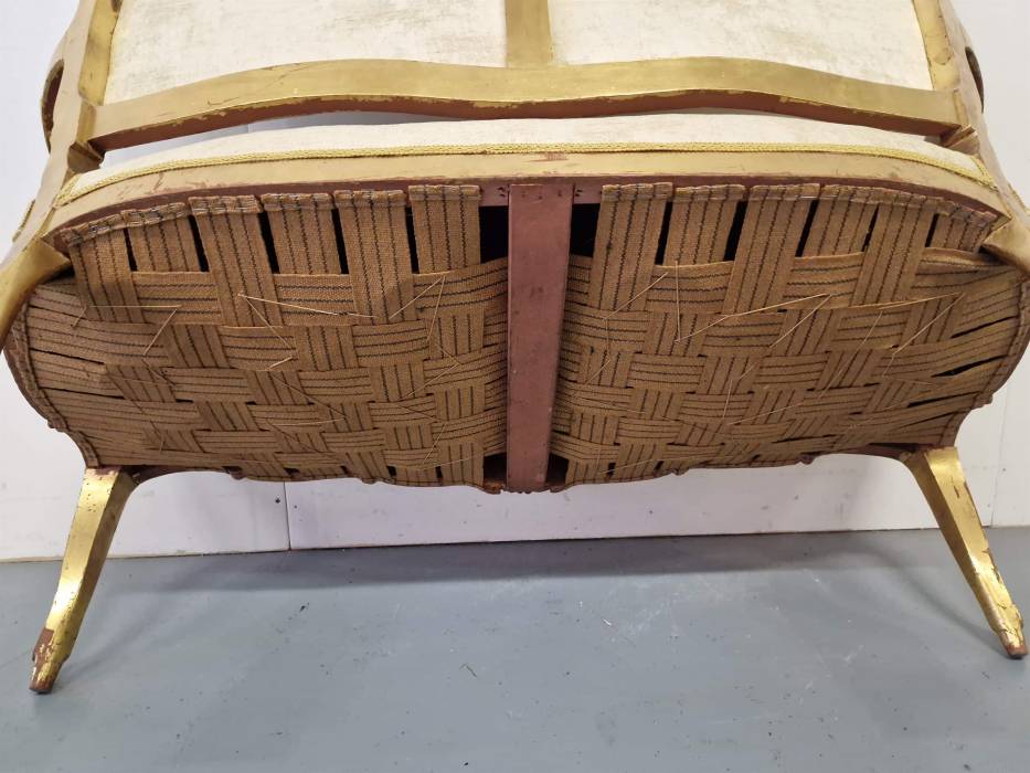 Izsmalcināts un skaists dīvāns ar 6 krēsliem 