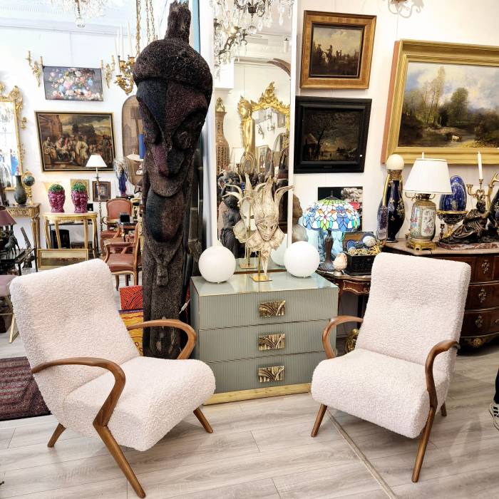 Buklē stila atpūtas krēslu pāris, piedēvēts Paolo Bufam, ap 1950. gadu 