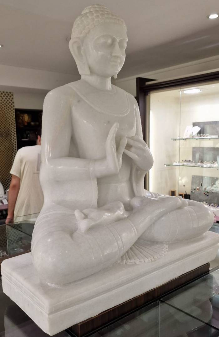 Liels Buda baltā Makranas marmorā 