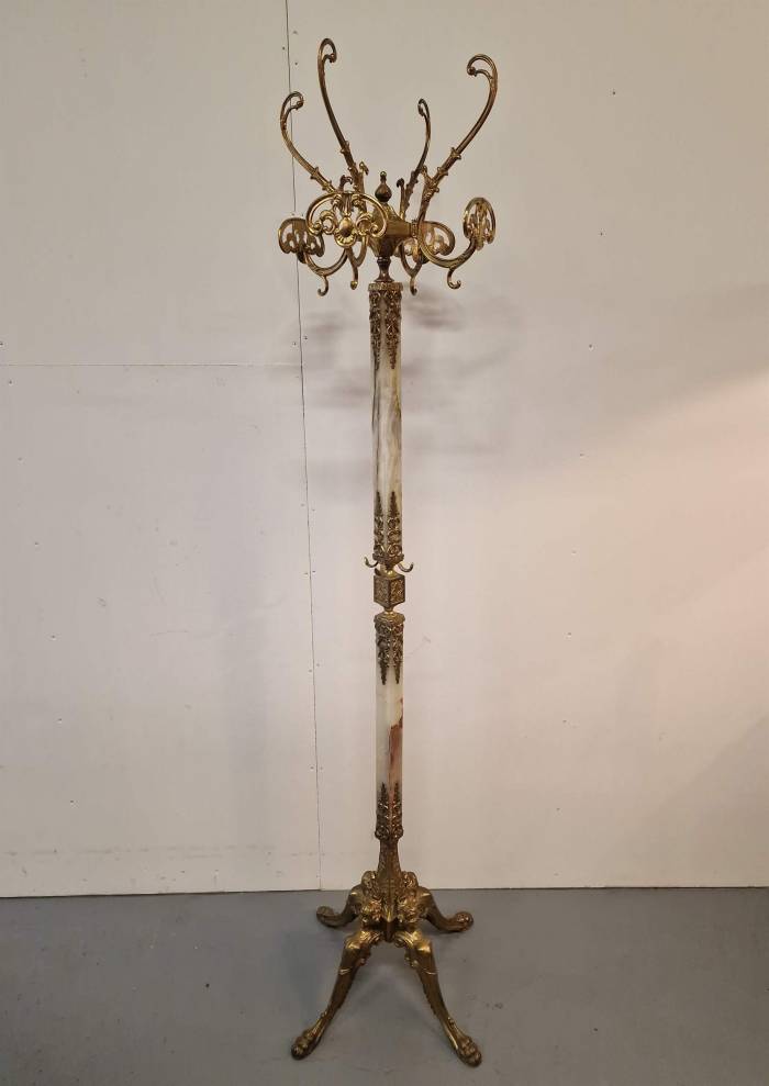 Luxurious floor rack