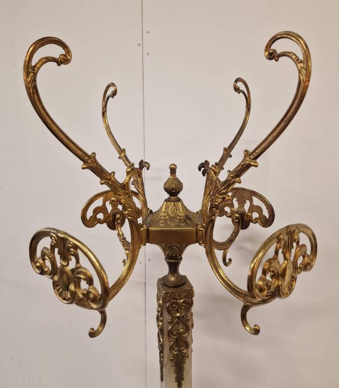 Luxurious floor rack