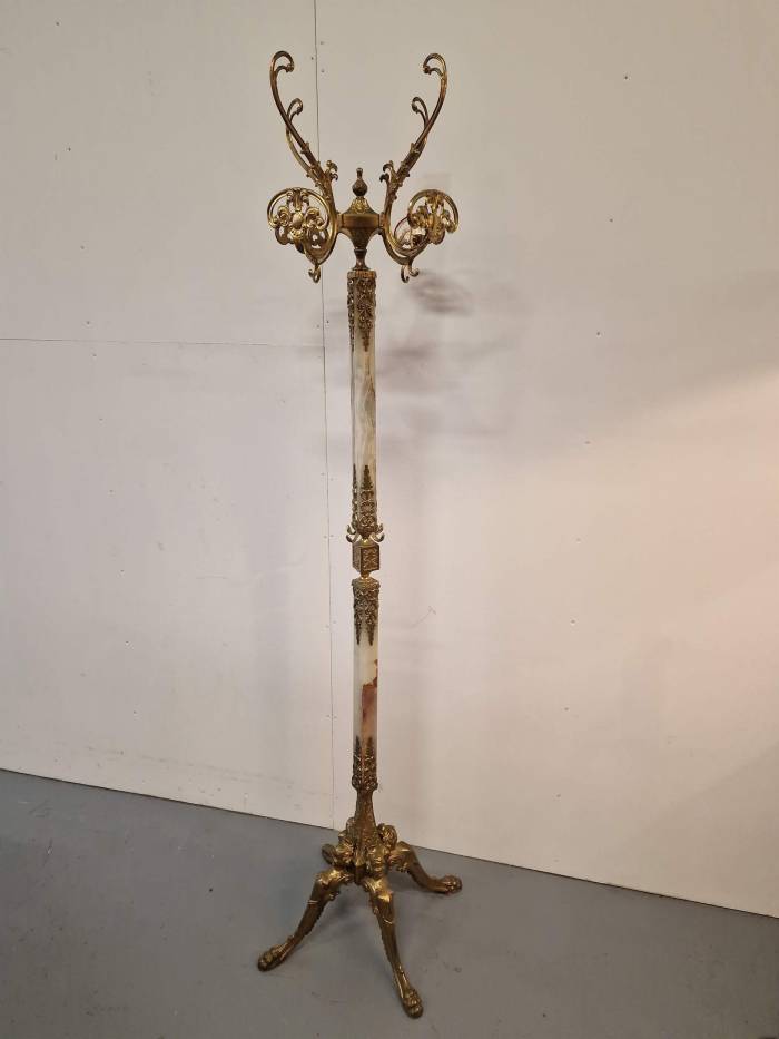 Luxurious floor rack