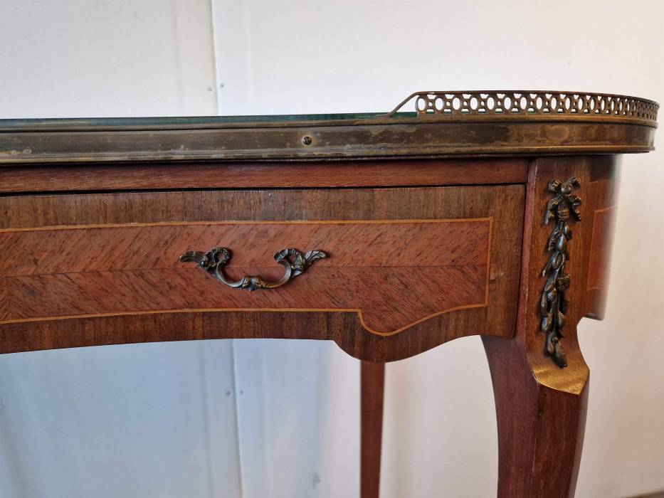 Ladies& 039; table