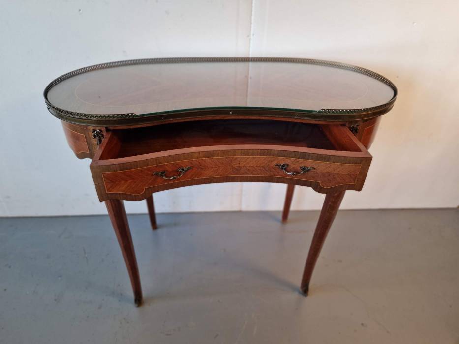 Ladies& 039; table