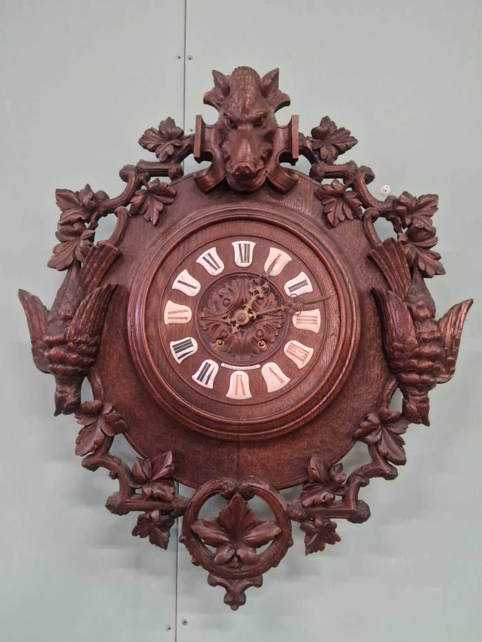 Mednieku stila sienas pulkstenis 